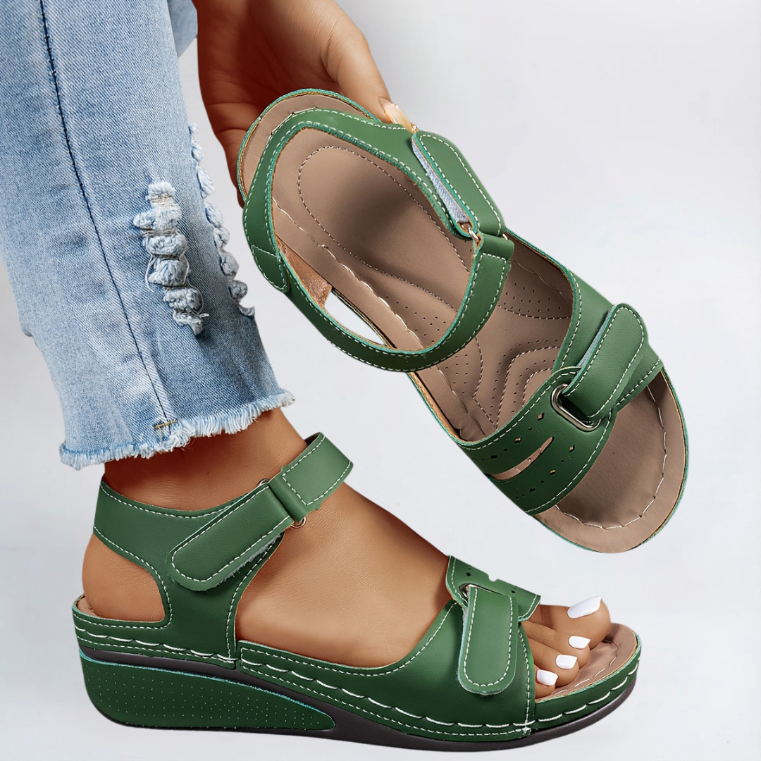 Vrouw staat comfortabel in de Margot sandalen