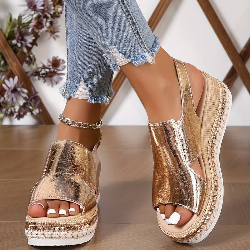 Vrouw draagt gouden Teana orthopedische sandalen in een casual setting