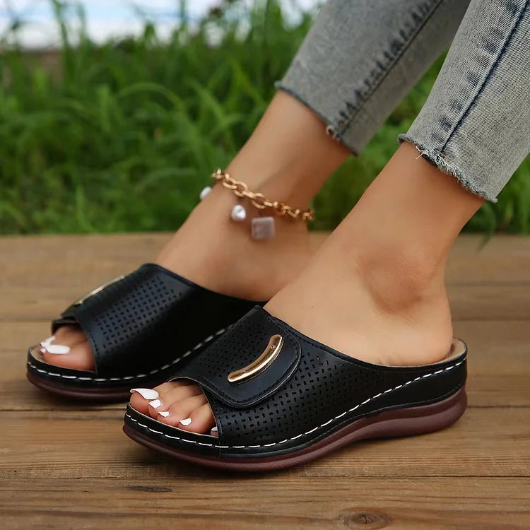 Model zit op een bankje, voeten gestrekt met de Joanna sandalen aan