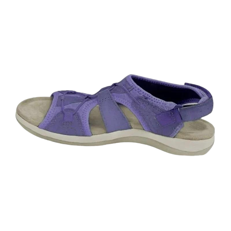 Lifestyle beeld van de sandalen in gebruik, toont hun veelzijdigheid voor dagelijks gebruik.