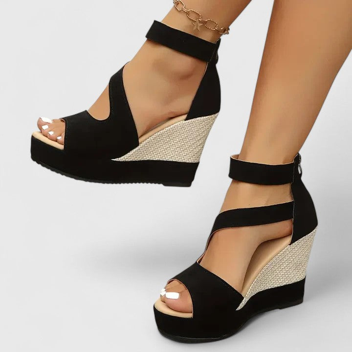 Selviana orthopedische wedge sandalen gedragen op een neutrale achtergrond
