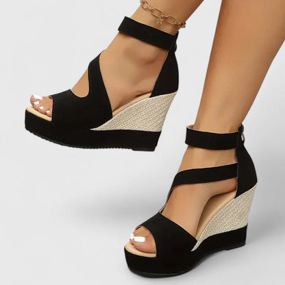 Selviana orthopedische wedge sandalen gedragen op een neutrale achtergrond