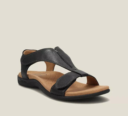 Model draagt marineblauwe Charlotte orthopedische sandalen, zijkant
