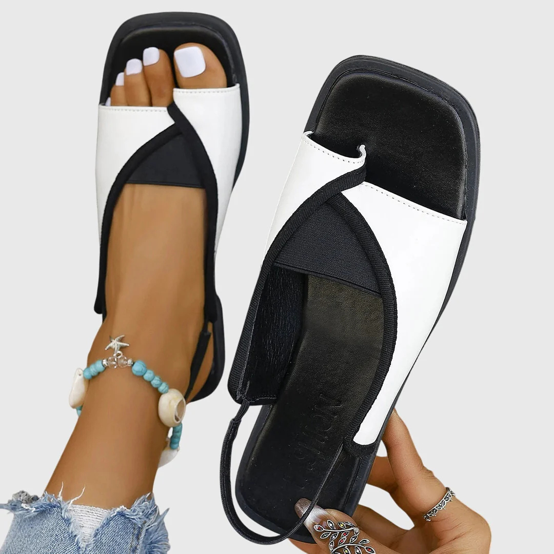 Vrouwen dragen witte Mady™ orthopedische sandalen op het strand