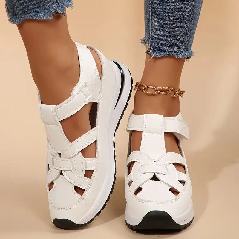 De Oveta orthopedische sandalen in wit op een neutrale achtergrond, focus op het wikkelontwerp.