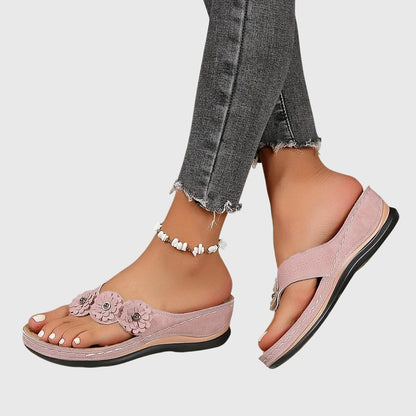 Zwarte Alexis™ orthopedische teenslippers van opzij, met focus op de ergonomische vorm