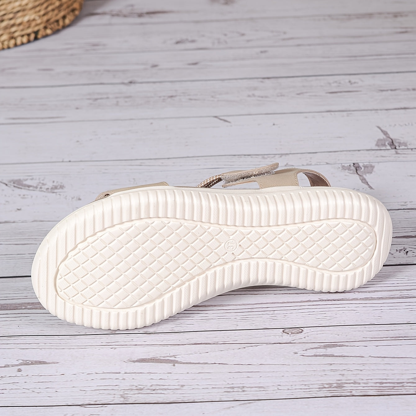 Close-up van het comfortabele voetbed van de sandaal