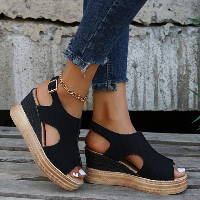 Model in Maeve sandalen genietend van een zonsondergang