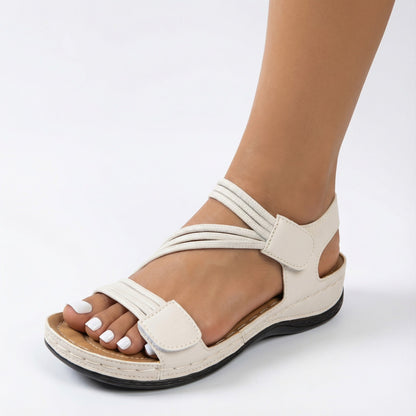 Zicht op de voeten van een vrouw, comfortabel in Juanita sandalen op een terras.