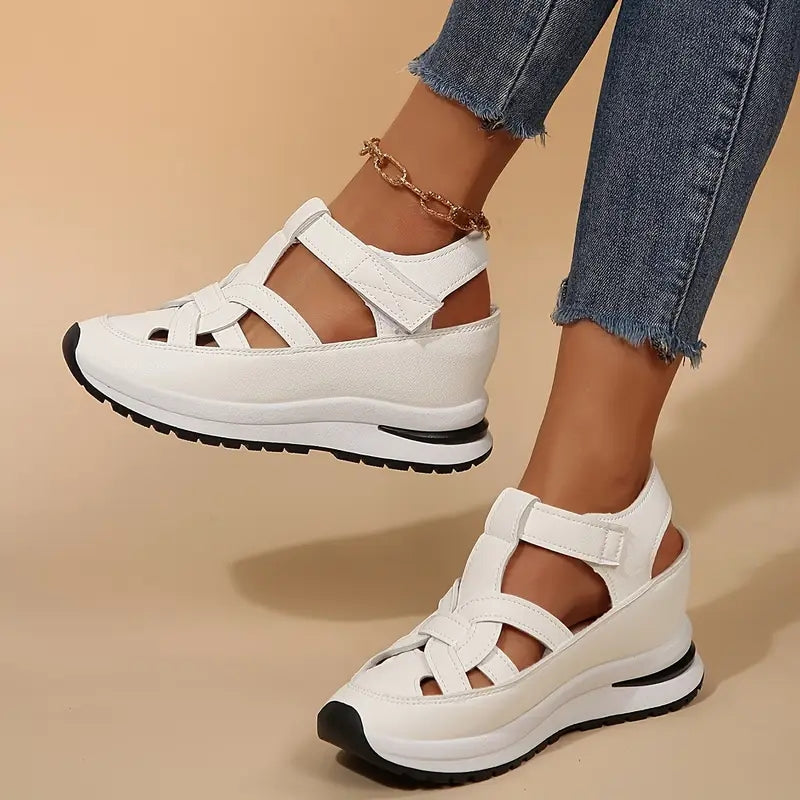 Zijaanzicht van de Oveta sandalen. Detail van de Stabiliteit+ zool.