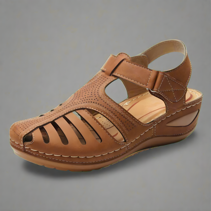 Detail van de Hanna Orthopedische sandaal aan de voet, met focus op het corrigerende ontwerp voor Hallux Valgus.
