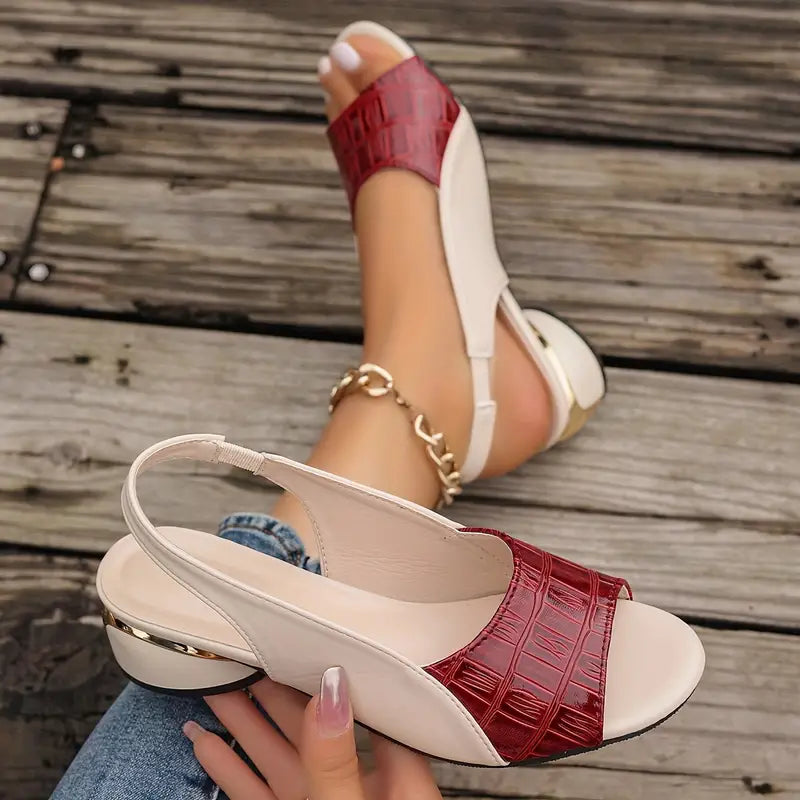 Drie kleuren Gloria sandalen, rood, zwart en bruin, naast elkaar op een rij