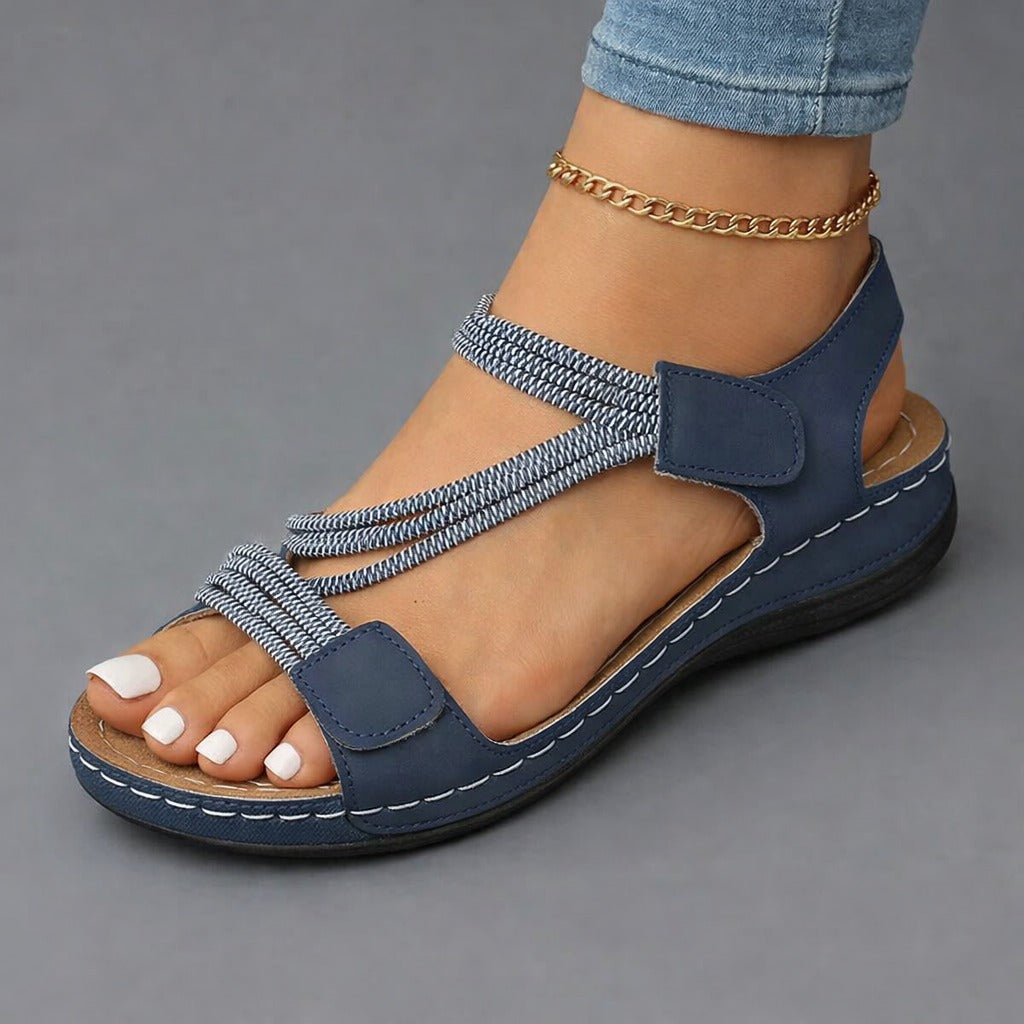 Vrouw staand met Sarah sandalen, passend bij een zomerse outfit