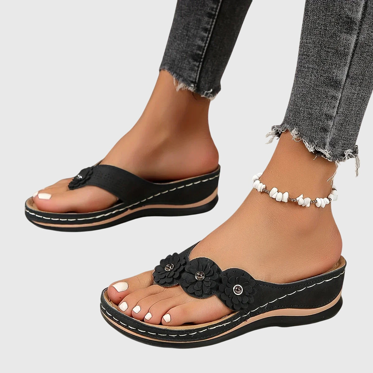 Man draagt donkerblauwe Alexis™ orthopedische teenslippers met een casual outfit