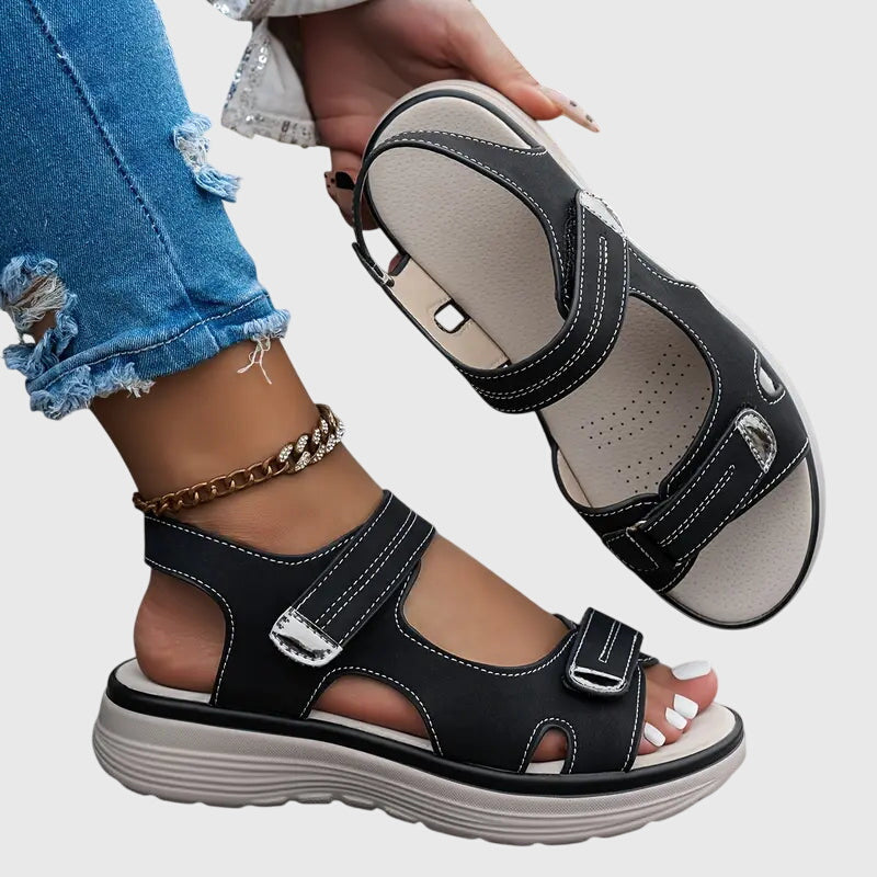 Gedetailleerde weergave van de bandjes van Emery sandalen