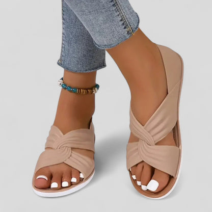 Sfeerbeeld van de Lesley sandalen gedragen aan het strand of op vakantie.