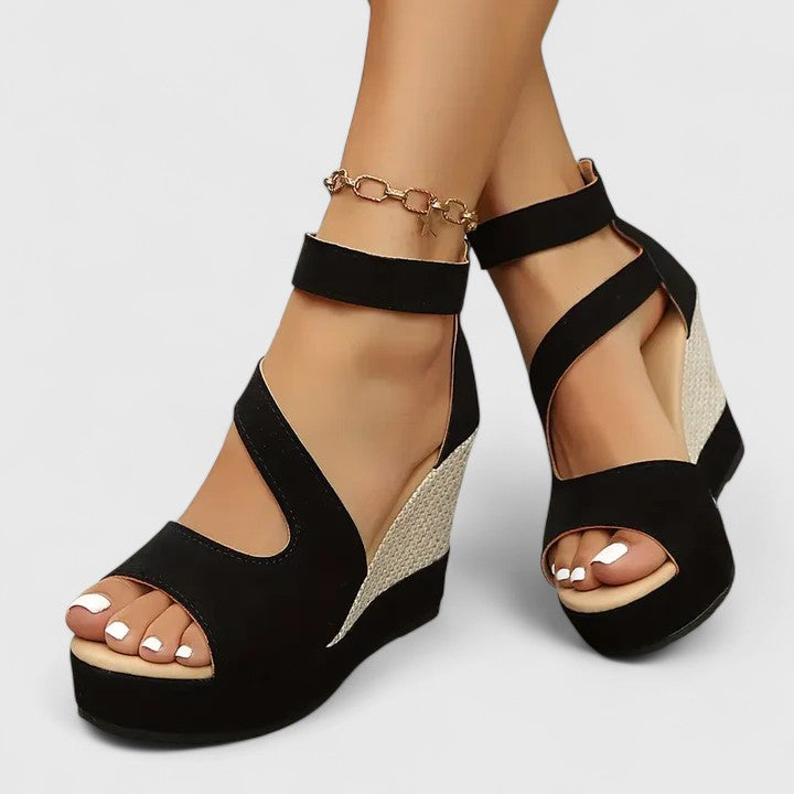 Zwarte Selviana sandalen vanuit een andere hoek, focus op comfort