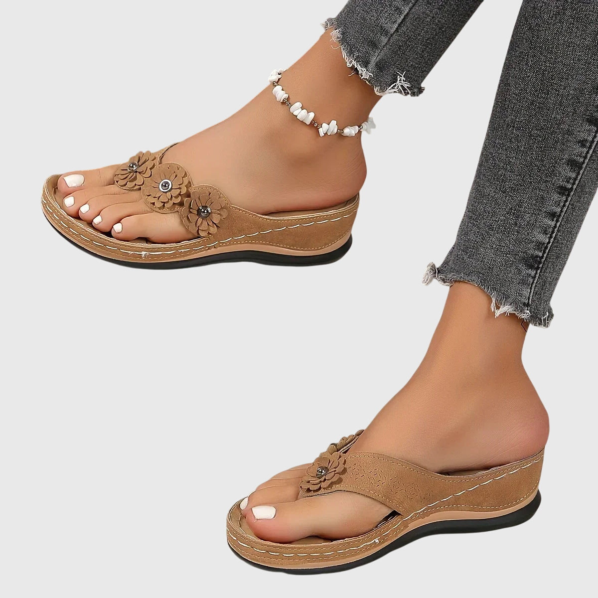 Close-up van de stevige zool en het comfortabele voetbed van een donkerblauwe teenslipper