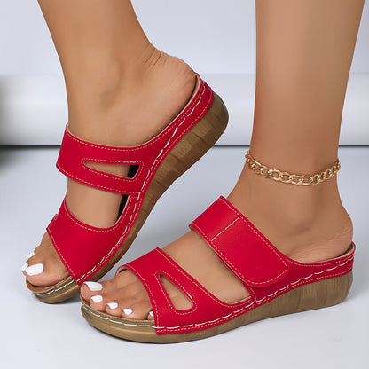 Sandalen in de kleur wit op een neutrale achtergrond