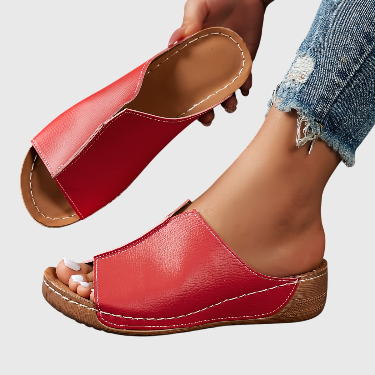 De Alicia™ sandalen gedragen aan de voeten van een persoon, met aandacht voor de pasvorm.