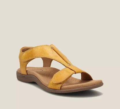 Vrouwen dragen Finola Sandalen in een zomerse omgeving, focale weergave van voeten en sandalen.