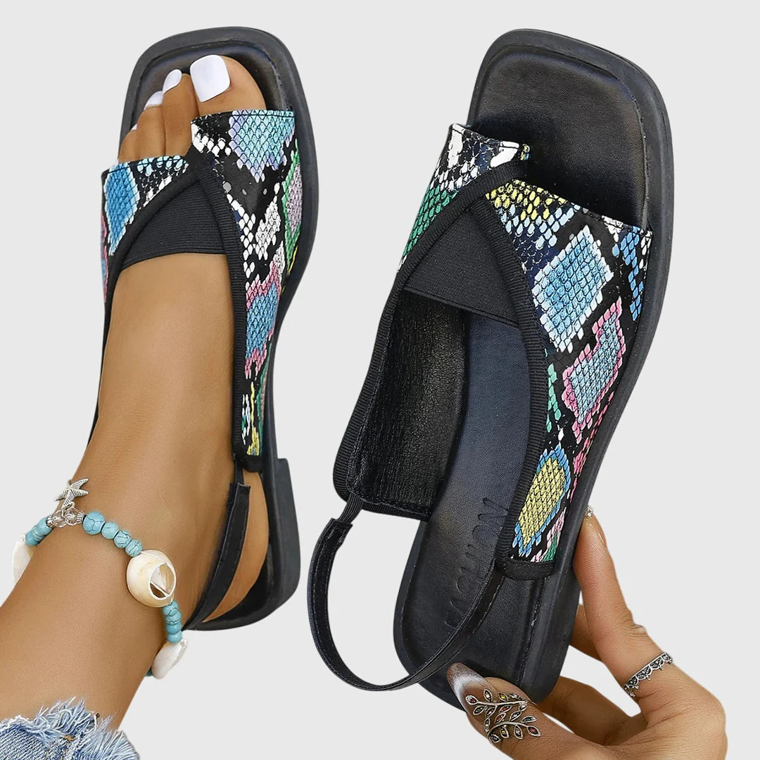 Vrouwenvoeten met oranje Mady™ orthopedische sandalen