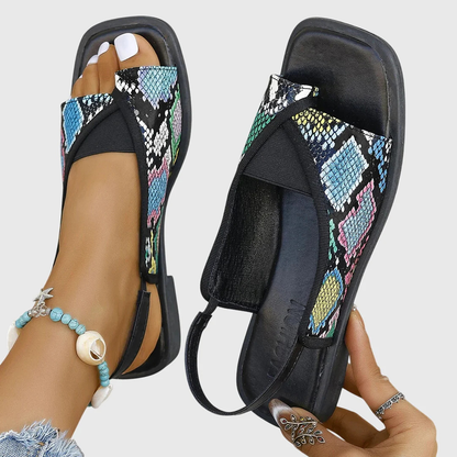 Vrouwenvoeten met oranje Mady™ orthopedische sandalen