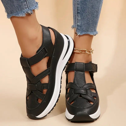 Een persoon die de Oveta sandalen draagt, demonstrerend het comfort en de stijl.
