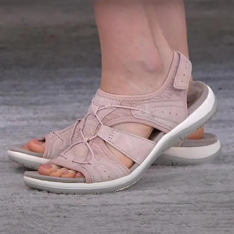 Een vrouw die de Ursula Orthopedische Sandalen draagt tijdens een buitenwandeling, toont mobiliteit en comfort.
