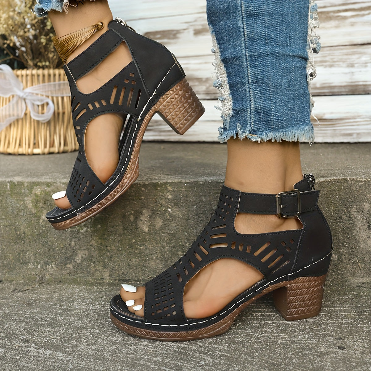 Vrouw strikt haar Elena sandalen, focus op de pasvorm en het draagcomfort