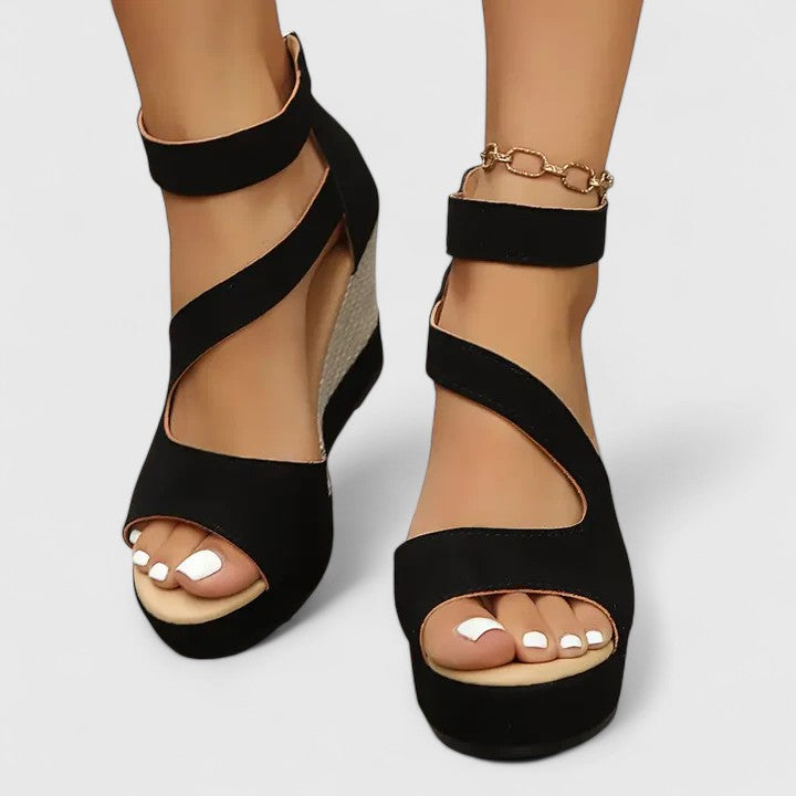 Detail van de elastische banden van de Selviana wedge sandalen