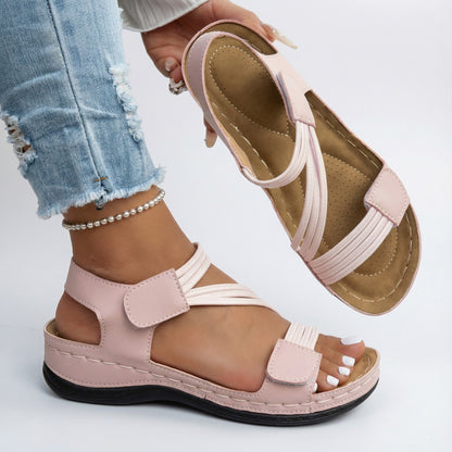 Model met Juanita sandalen en zomerse kleding