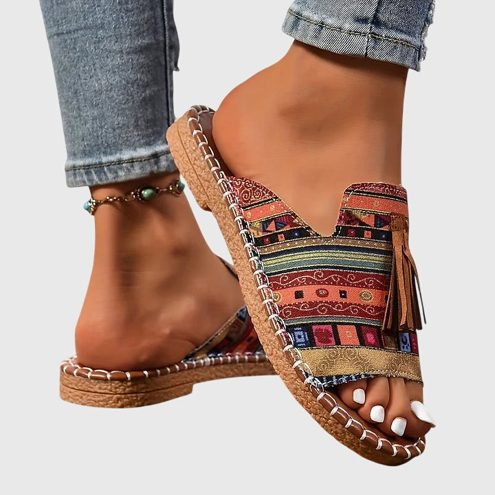 Vrouw met Lorraine™ Orthopedische Sandalen in Stijl 4, voeten op het strand.