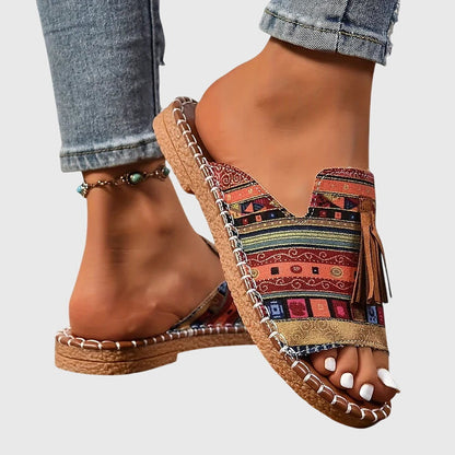 Vrouw met Lorraine™ Orthopedische Sandalen in Stijl 4, voeten op het strand.