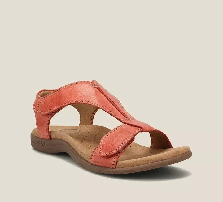 Model toont de veelzijdigheid van Charlotte sandalen in een casual setting