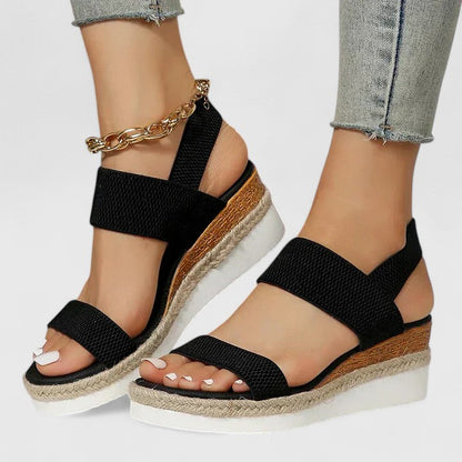 Merill Sandalen in bruine kleur, zijaanzicht, op mediterraanse achtergrond