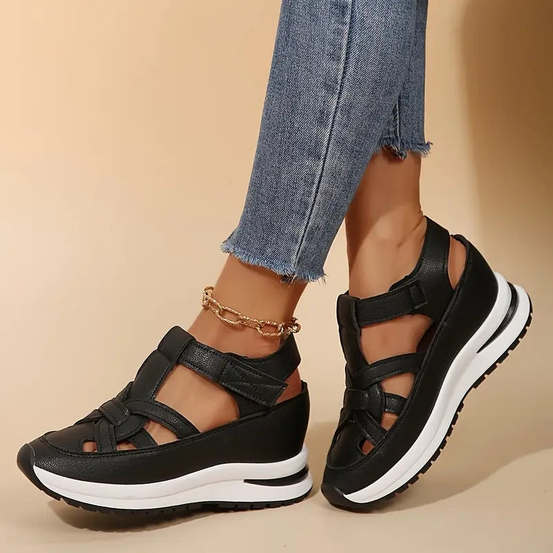 De Oveta sandaal, gedragen buitenshuis, passend bij een casual zomerse outfit.