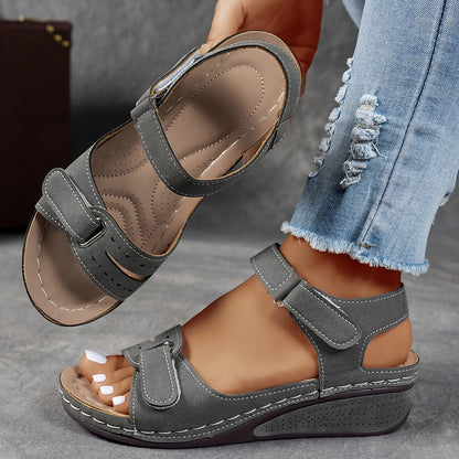 Vrouw staand met Madison sandalen, onderkant getoond
