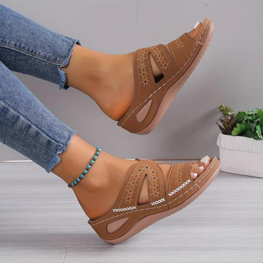 Vrouw wandelt met Emma sandalen, comfortabel