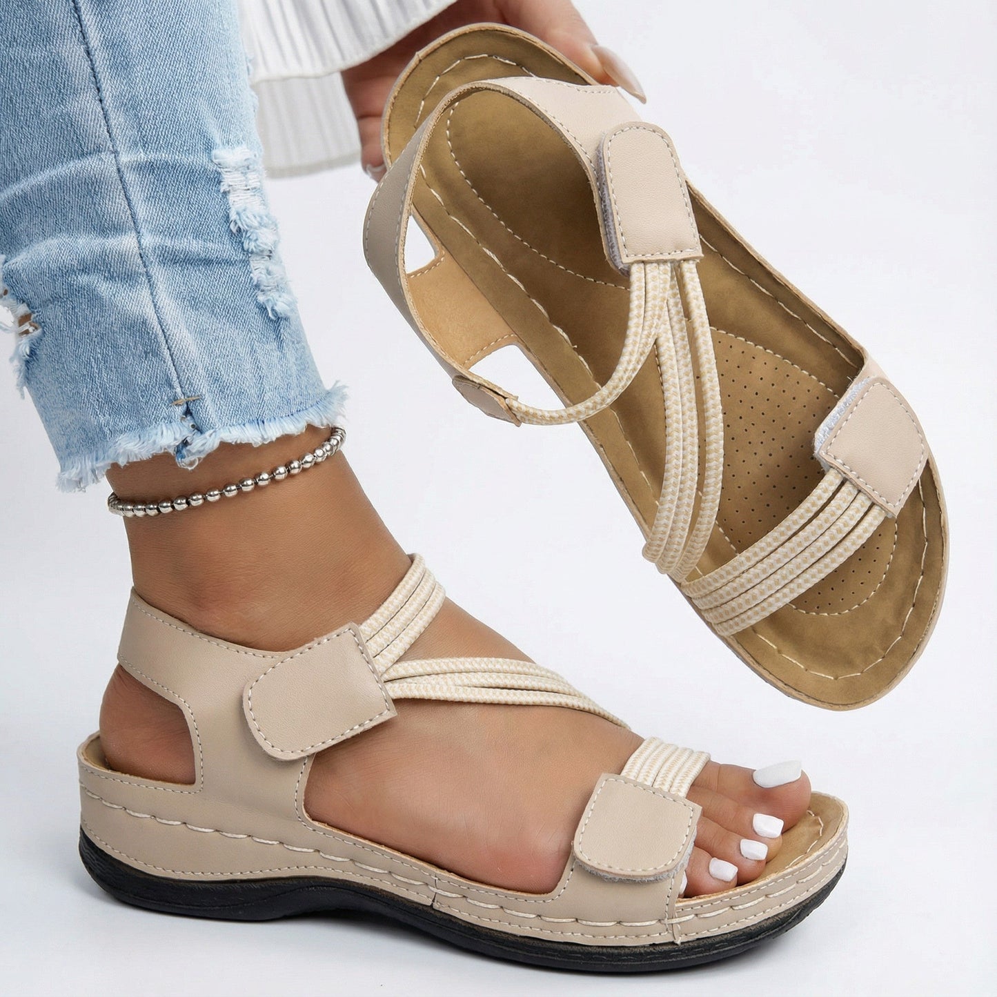Vrouw loopt buiten met comfortabele Juanita sandalen