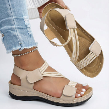 Vrouw loopt buiten met comfortabele Juanita sandalen