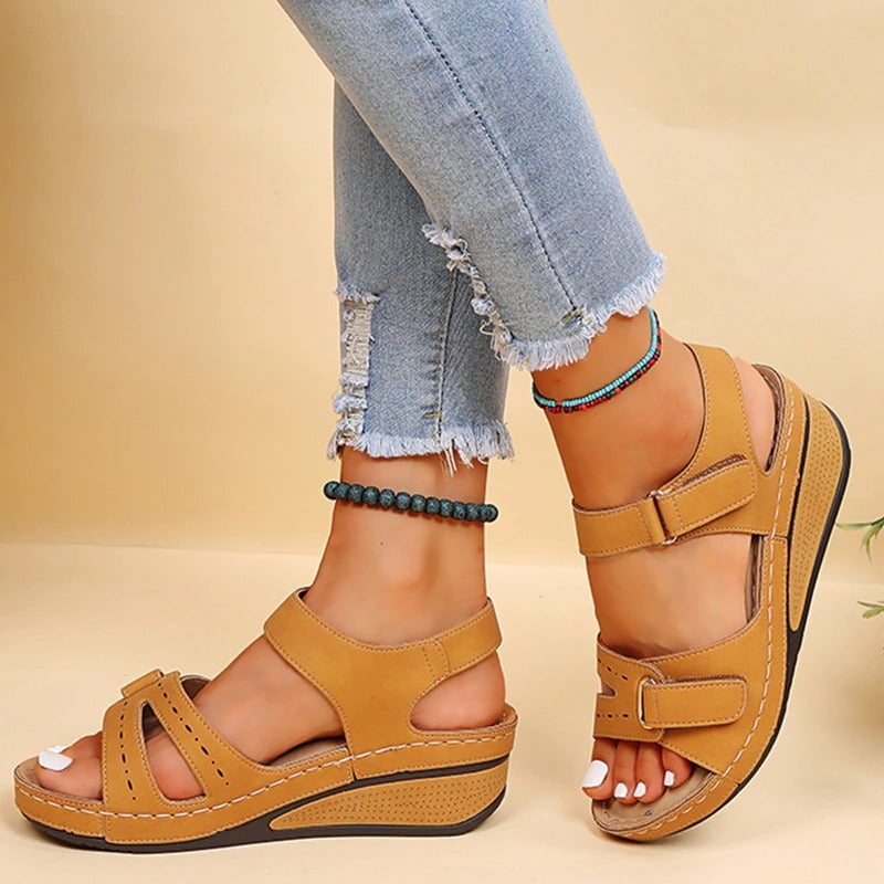 Vier kleuren Helene comfort sandalen op een rij getoond: zwart, beige, rood, geel