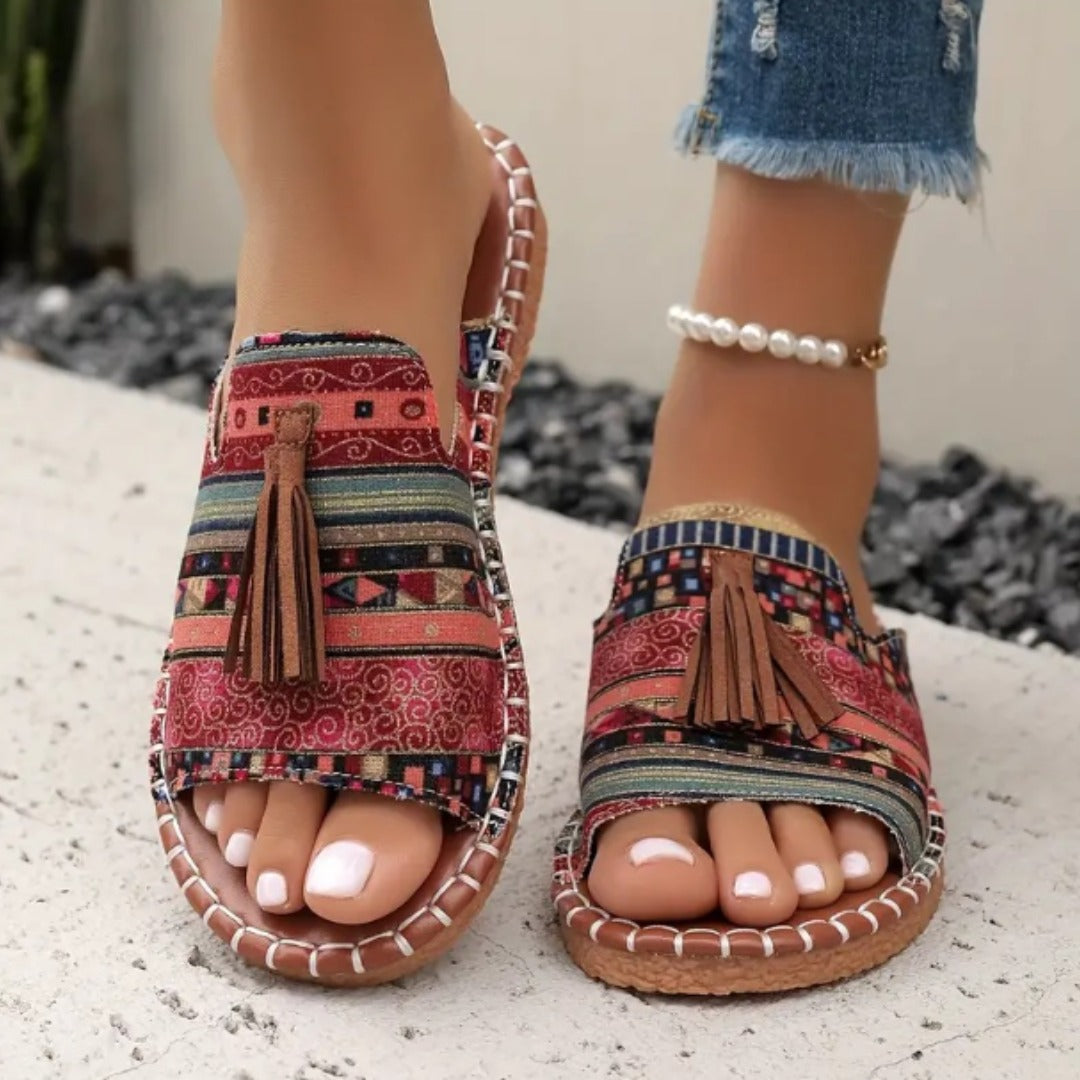 Model draagt Alana ergonomische sandalen met kleurrijk patroon, van bovenaf gezien