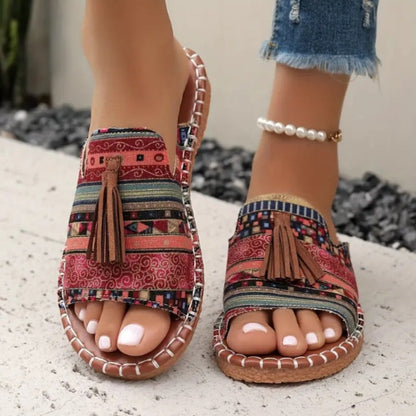 Model draagt Alana ergonomische sandalen met kleurrijk patroon, van bovenaf gezien