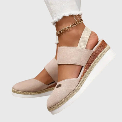 Blauwe Harriet sandalen met focus op de ergonomische vorm