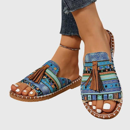 Model draagt Lorraine™ Orthopedische Sandalen in Stijl 2, zijaanzicht tijdens het lopen.