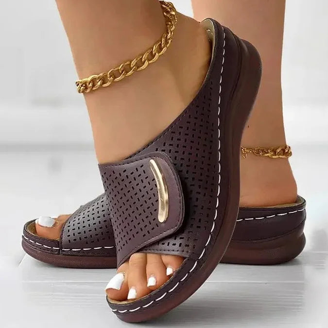 Model draagt de Joanna sandalen casual, wandelt door een stedelijke omgeving