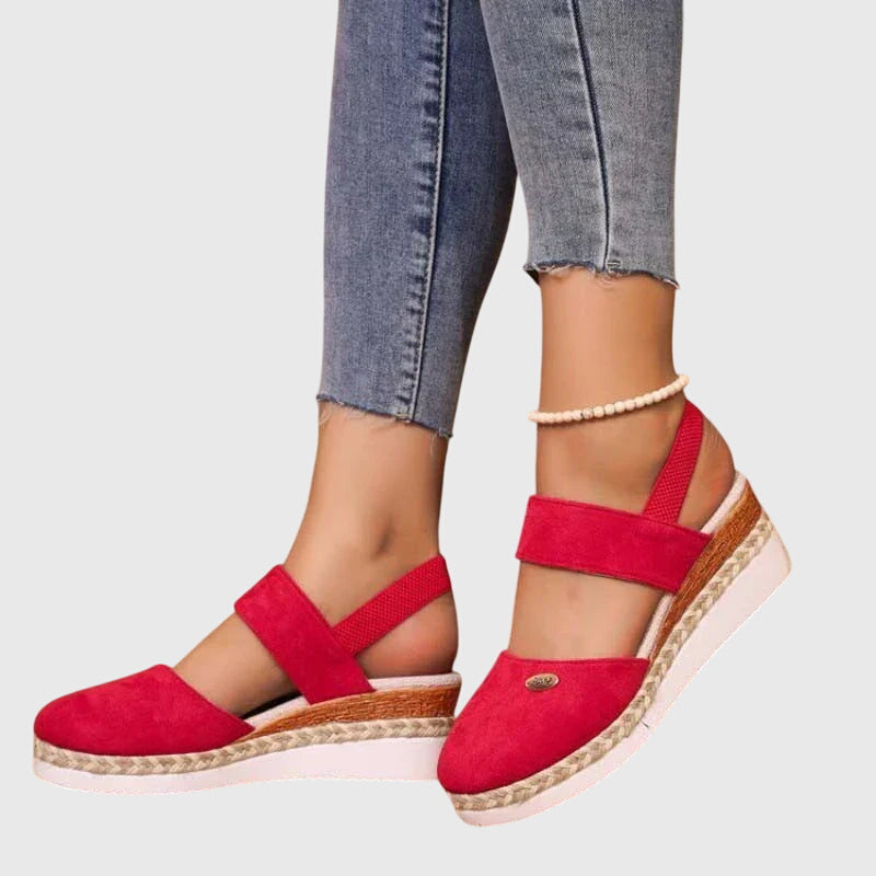 Vrouwenvoeten in Harriet orthopedische sandalen, comfortabel lopend