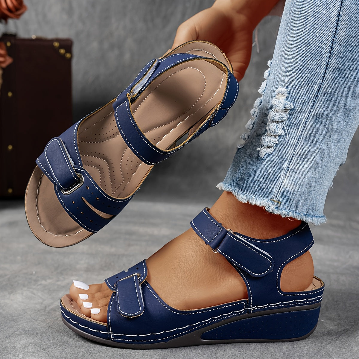 Zijaanzicht van een elegant geklede vrouw met Madison sandalen