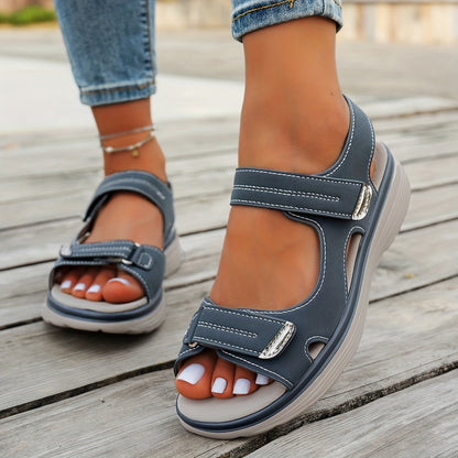 Vrouw loopt in Robyn sandalen, dynamische foto die de flexibiliteit en het loopcomfort toont